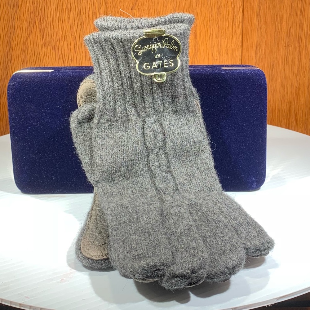 Vintage winter gloves brand new! To you.